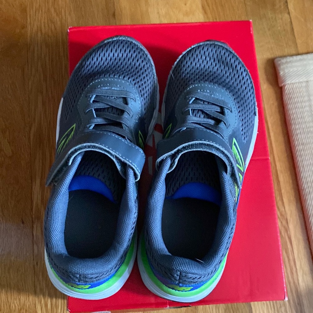 New Balance Boys Velcro shoes